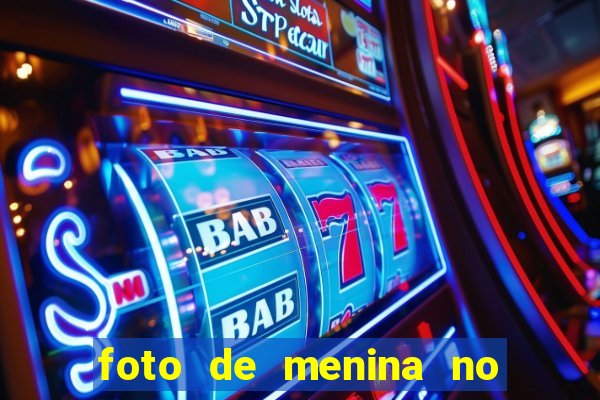 foto de menina no espelho cacheada